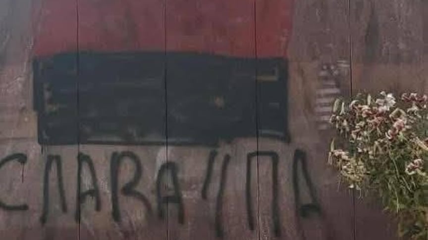 Напис біля підніжжя пам'ятника жертвам Волинської трагедії в Польщі