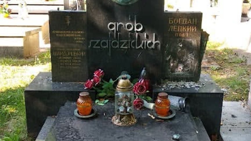 Пошкоджена могила Богдана Лепкого Пошкоджена могила Богдана Лепкого