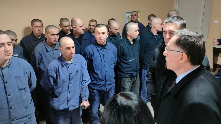 Турецкий омбудсмен во время визита в лагерь, где содержатся российские военнопленные
