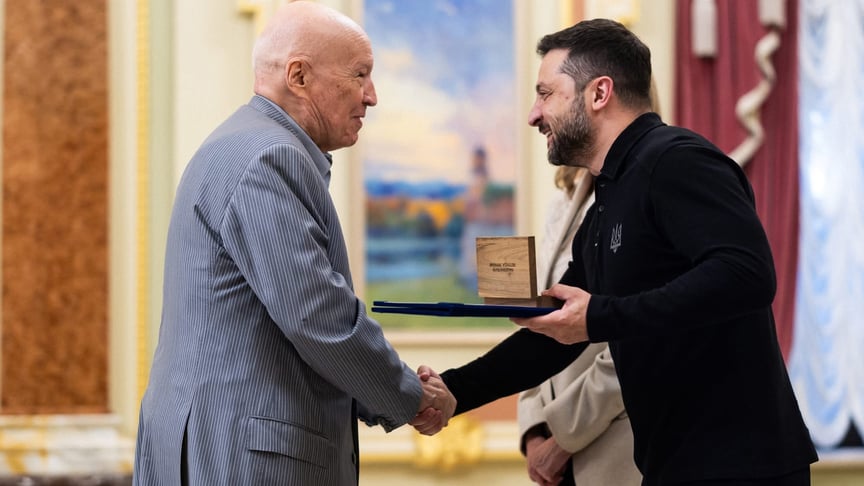 Володимир Горбулін отримує від президента Володимира Зеленського відзнаку «Національна легенда України» Володимир Горбулін отримує від президента Володимира Зеленського відзнаку «Національна легенда України»