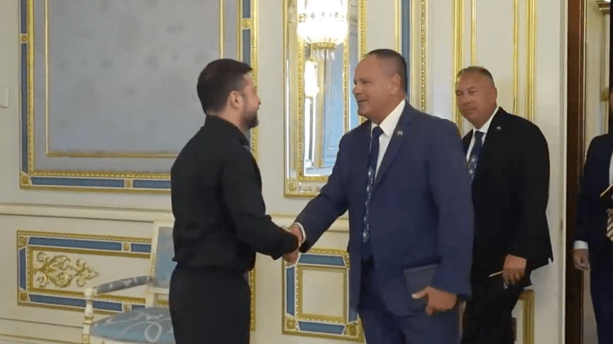 Президент України Володимир Зеленський під час зустрічі з віцепрезидентом компанії Raytheon Джозефом Деантоною Президент України Володимир Зеленський під час зустрічі з віцепрезидентом компанії Raytheon Джозефом Деантоною