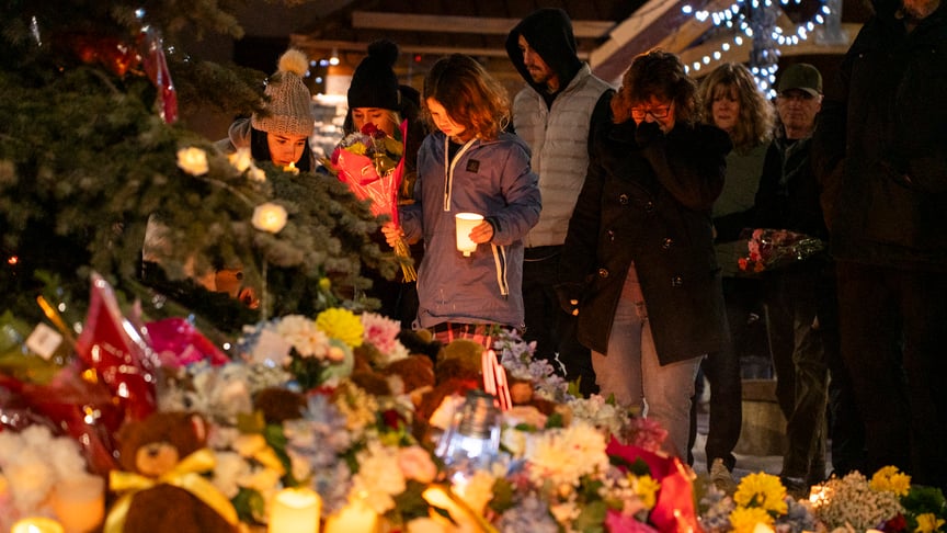 Місцеві жителі вшановують пам’ять загиблих унаслідок стрілянини у школі Тамблер-Ридж у Канаді, 11 лютого 2026 року
