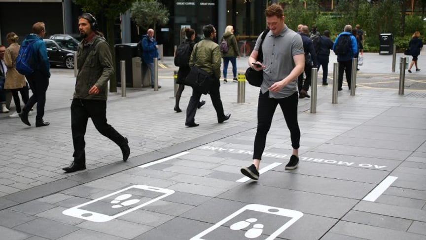 В Манчестере создали дорожки для людей, которые зависают в телефонах на ходу