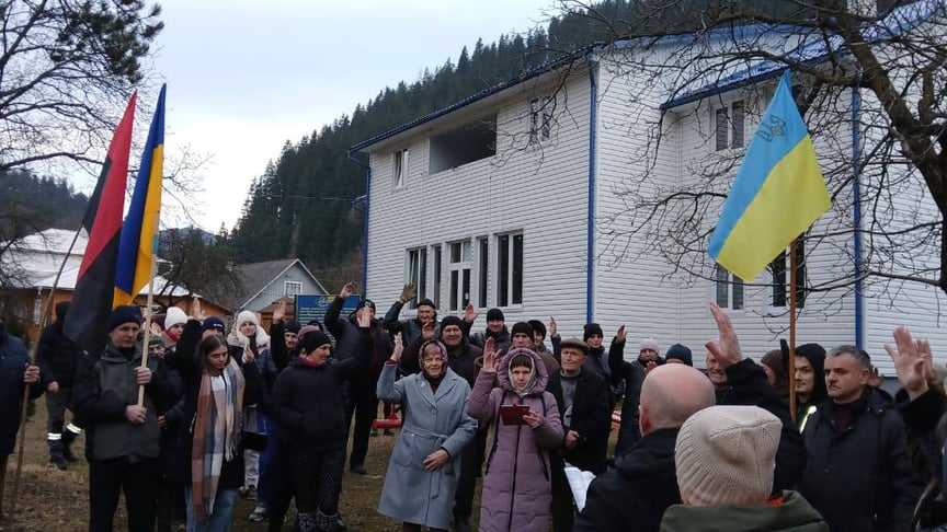 Мешканці села Усть-Путила на Буковині голосують за перехід до ПЦУ Мешканці села Усть-Путила на Буковині голосують за перехід до ПЦУ