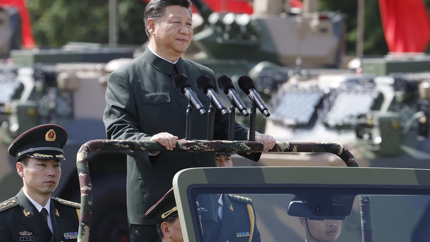 Глава Китаю Сі Цзіньпін їде в автомобілі під час огляду військ Народно-визвольної армії (НВАК) у Гонконзі, 30 червня 2017 року