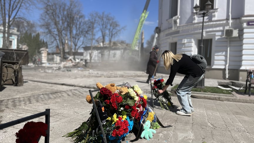 Sumy residents bring flowers to the city center Sumy residents bring flowers to the city center