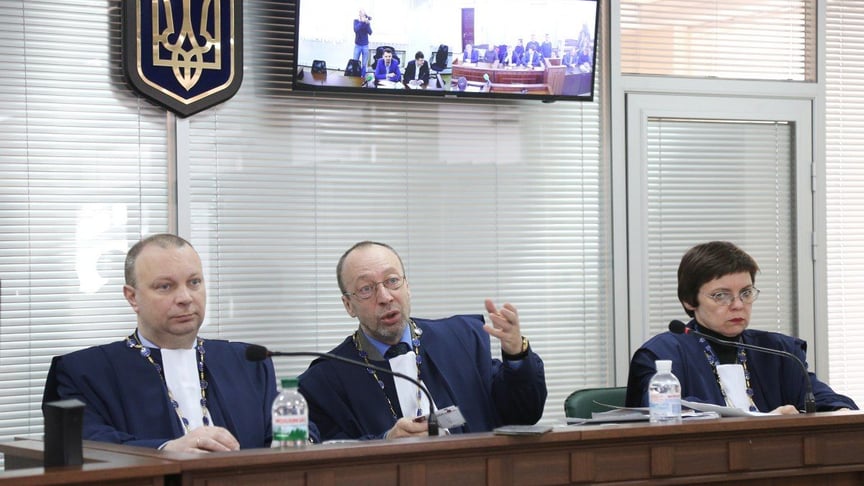 Судьи Олег Колиуш, Олег Ткаченко, Лариса Задорожная во время подготовительного заседания Высшего антикоррупционного суда (ВАКС) по делу бывших депутатов Борислава Розенблатта и Максима Полякова, обвиняемых в получении взяток за содействие в урегулировании добычи янтаря, Киев, 4 февраля 2020 года