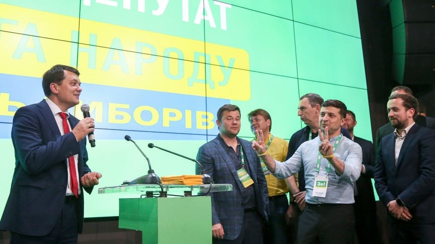 Голова партії «Слуга народу» Дмитро Разумков (ліворуч), глава Офісу президента Андрій Богдан і президент Володимир Зеленський в штабі партії, Київ, 21 липня 2019