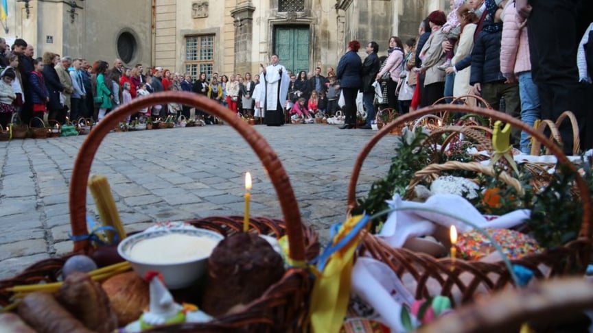 Освячення пасок біля храму у Львові
