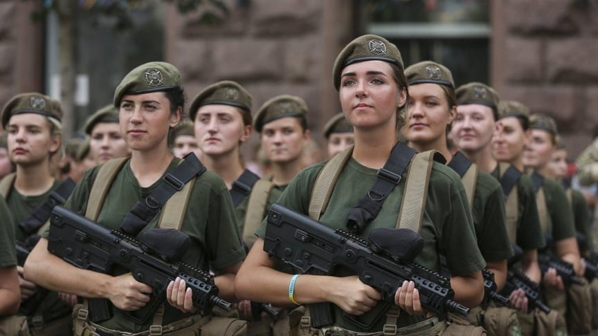Військовослужбовиці беруть участь у репетиції військового параду