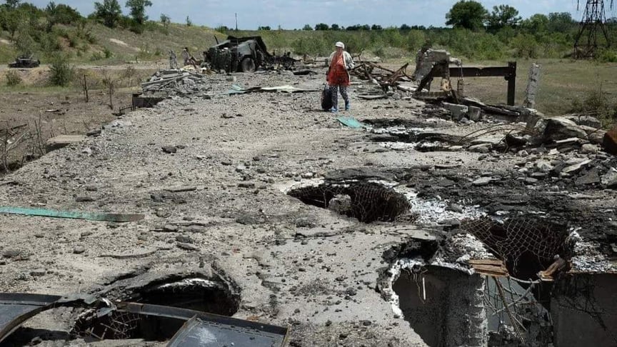 Последствия обстрелов в Луганской области