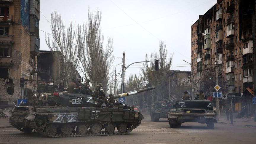 Російська військова техніка їде в районі, який контролюють окупанти, Маріуполь, 23 квітня 2022 року