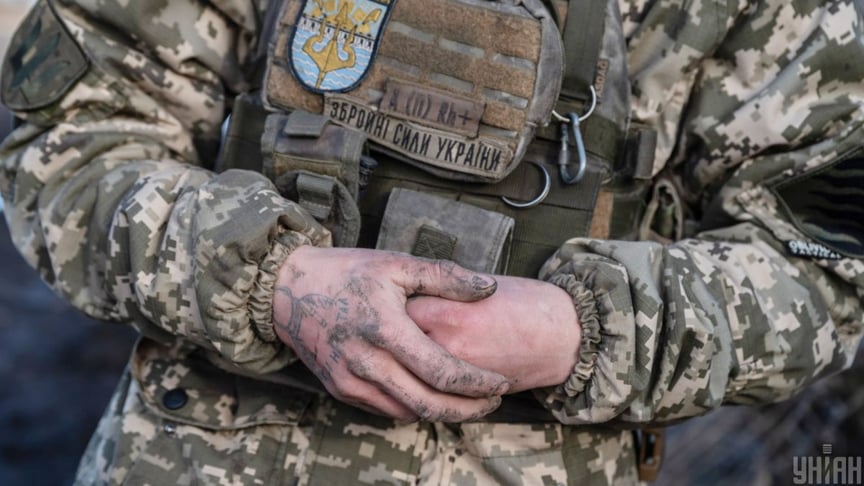 Військовослужбовець 55-тої окремої артилерійської бригади "Запорізька Січ" на позиціях неподалік Маріїнки в Донецькій області, 26 грудня 2023 року