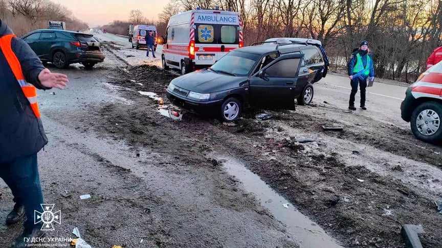 На Дніпропетровщині в аварії зіткнулися 6 машин, 26 грудня 2023 року