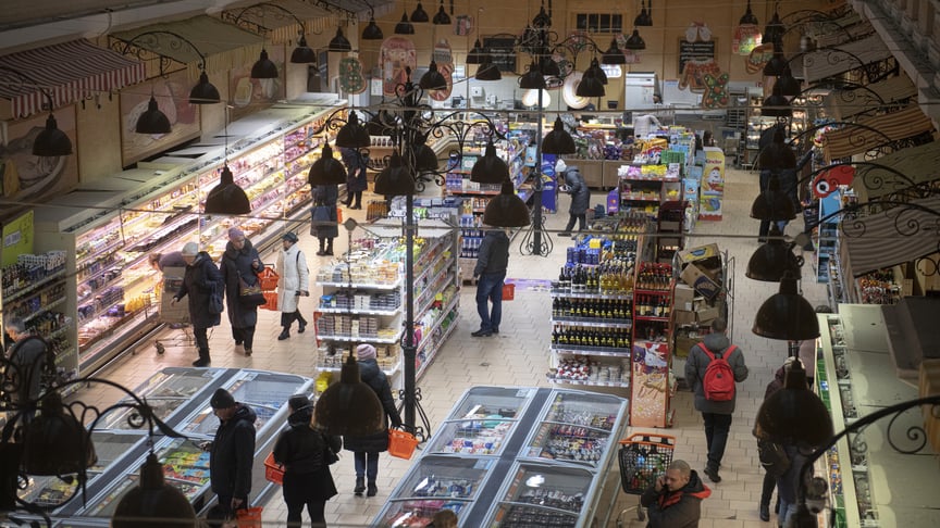 Ілюстративне фото. Люди роблять покупки на продуктовому ринку в Києві, Україна, 6 січня 2023 року