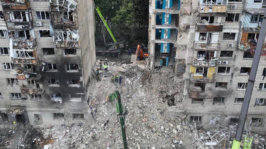 Зруйнована будівля в Києві Багатоповерхівка, у яку поцілили росіяни, Київ, 17 червня 2025 року