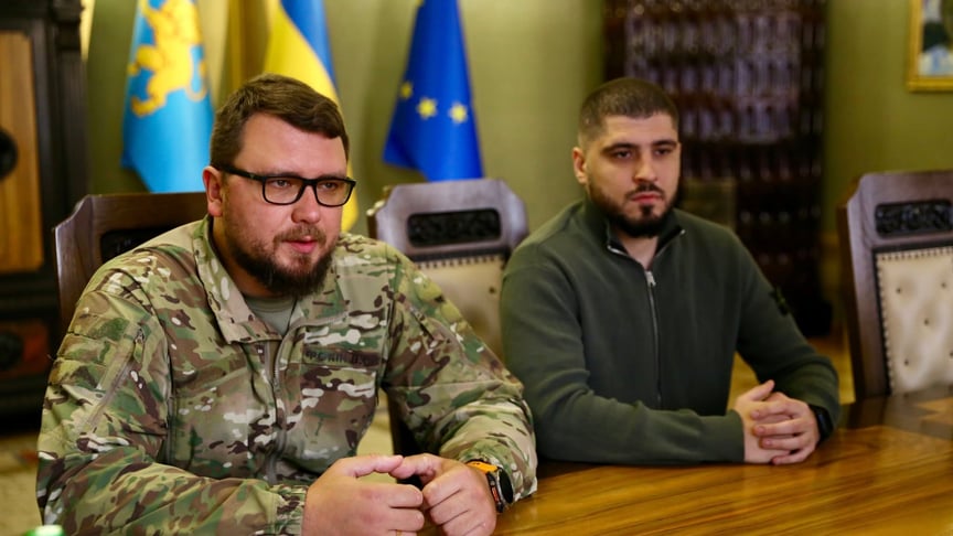 Командир 125 окремої важкої механізованої бригади Володимир Фокін (ліворуч)