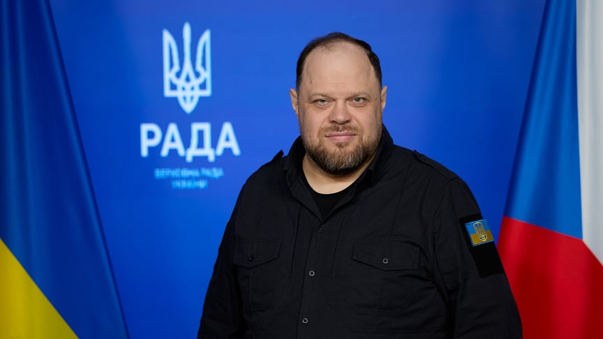 Голова Верховної Ради України Руслан Стефанчук на тлі українського та чеського прапорів у будівлі парламенту Голова Верховної Ради України Руслан Стефанчук на тлі українського та чеського прапорів у будівлі парламенту