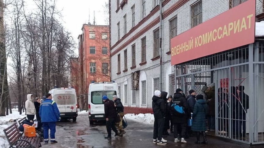 В россии ледяная глыба упала с крыши на очередь в военкомат. Один мужчина умер, еще трое — пострадали