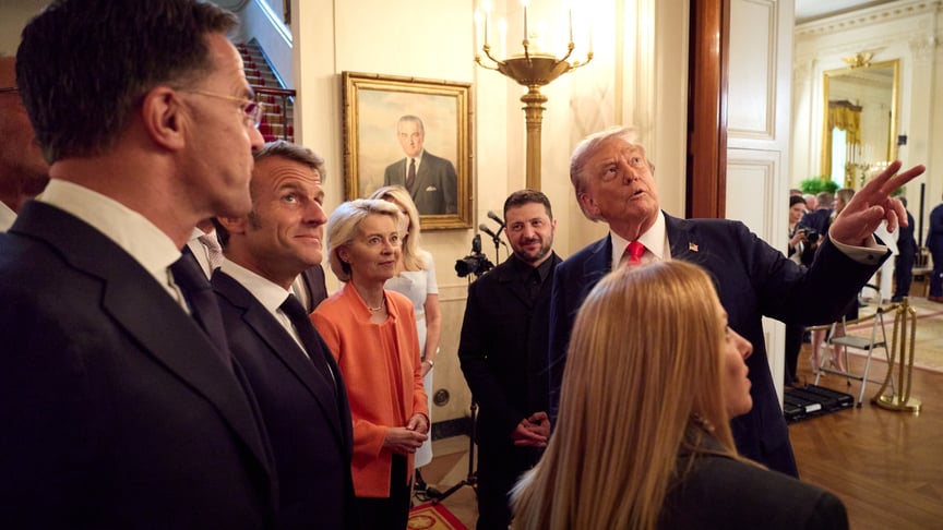 Президент США Дональд Трамп та європейські лідери разом із президентом України Володимиром Зеленським на зустрічі в Білому домі, 18 серпня 2025 року