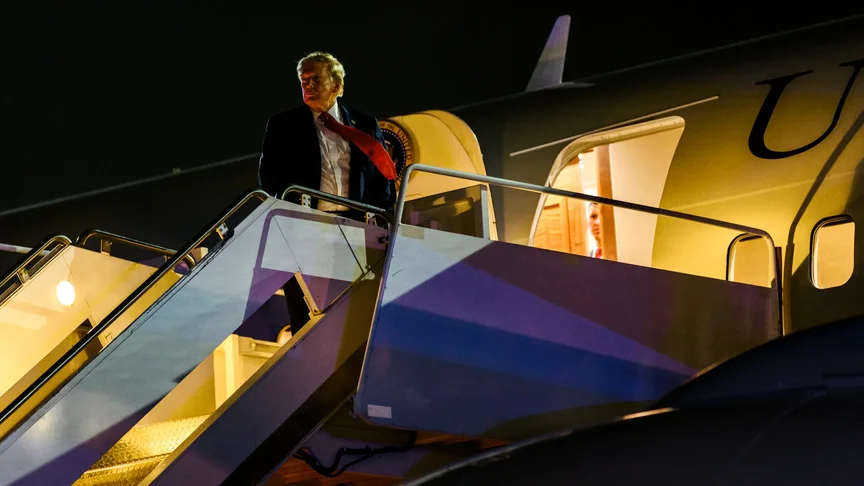 Ілюстративне фото. Президент США Дональд Трамп на трапі президентського літака Air Force One