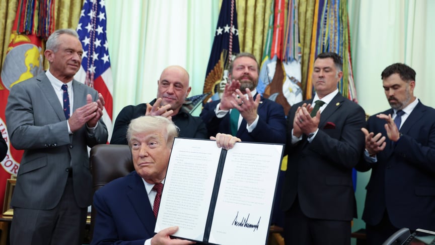 Президент США Дональд Трампв Овальному кабінеті під час підписання указу, Вашингтон, 18 квітня 2026 рок