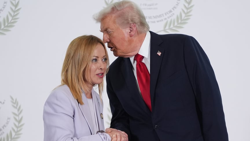 Президент США Дональд Трамп та прем'єр-міністерка Італії Джорджа Мелоні під час саміту європейських та близькосхідних лідерів у Єгипті, 13 жовтня 2025 року