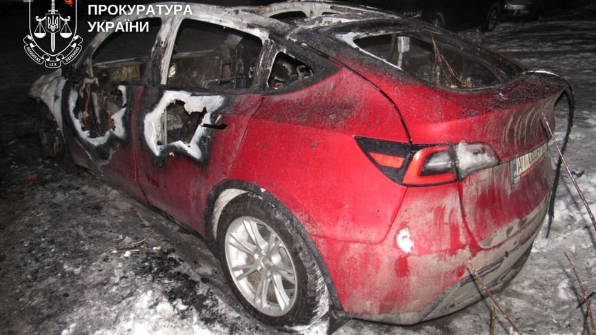 У Києві хлопець та дівчина на замовлення палили автомобілі Tesla