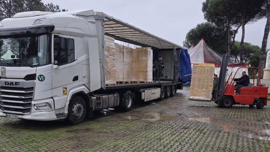 Завантаження гуманітарної допомоги для України