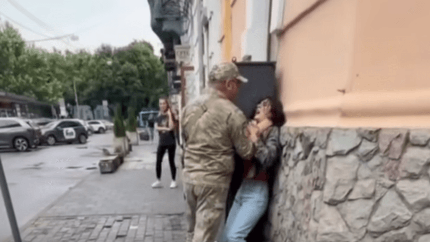 Львівський ТЦК оголосив службову перевірку після відео, як його представник хапає жінку за горло