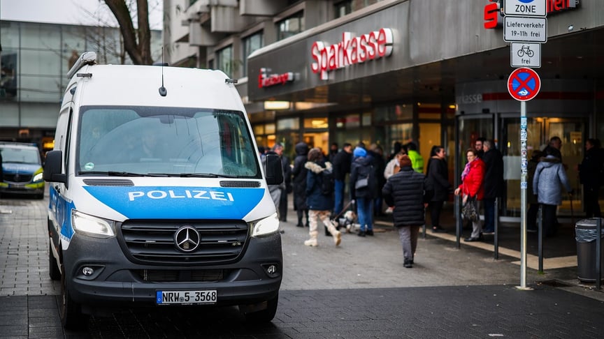 Поліційна машина біля відділення пограбованого банку Sparkasse у Гельзенкірхені, 29 грудня 2025 року