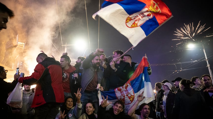 Люди святкують перемогу опозиції на виборах у Сербії