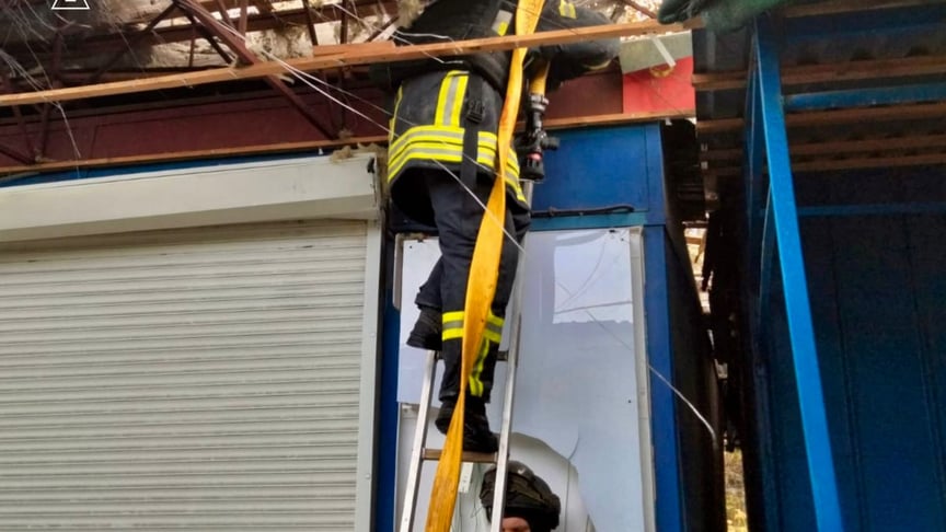 Спасатели ликвидируют последствия российских атак в торговых павильонах Херсона, 31 октября 2025 года