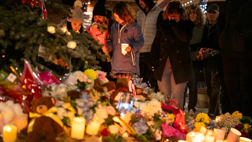 Місцеві жителі вшановують пам’ять загиблих унаслідок стрілянини у школі Тамблер-Ридж у Канаді, 11 лютого 2026 року