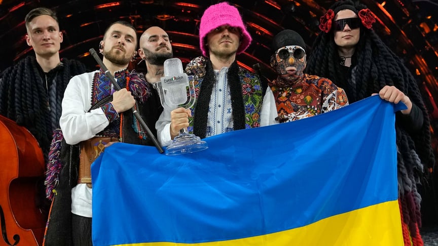 Гурт Kalush Orchestra святкує перемогу на «Євробаченні» на арені Palaolimpico в Турині, 14 травня 2022 року