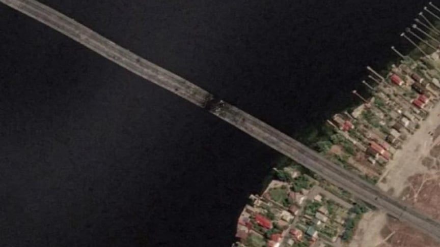 Ukrainian army once again strikes Antonivskyi Bridge on southern front