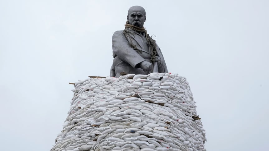 Пам'ятник Тарасу Шевченку у Харкові накритий мішками для захисту від обстрілів, 27 березня 2022 року