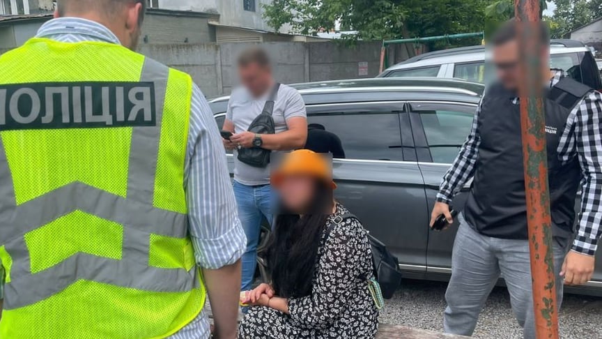 Хмельничанка за $7 тисяч пообіцяла чоловіку допомогти уникнути призову