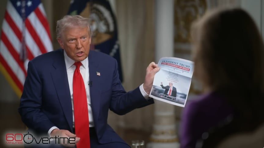 Президент США Дональд Трамп показує роздруківку інтерв'юерці