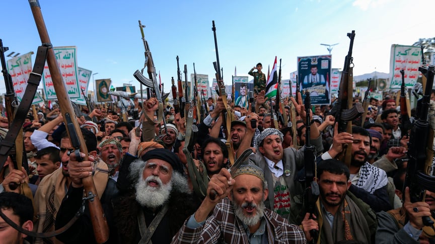 Ілюстративне фото. Єменці розмахують гвинтівками та скандують під час демонстрації, скликаної повстанським рухом хуситів у Сані, 17 березня 2025 року