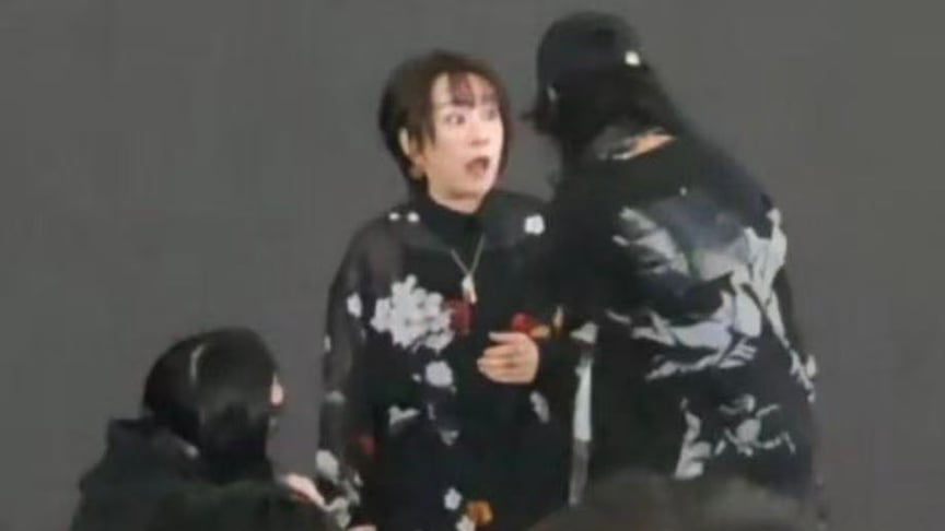 Японську співачку Макі Оцукі виводять зі сцени в Шанхаї