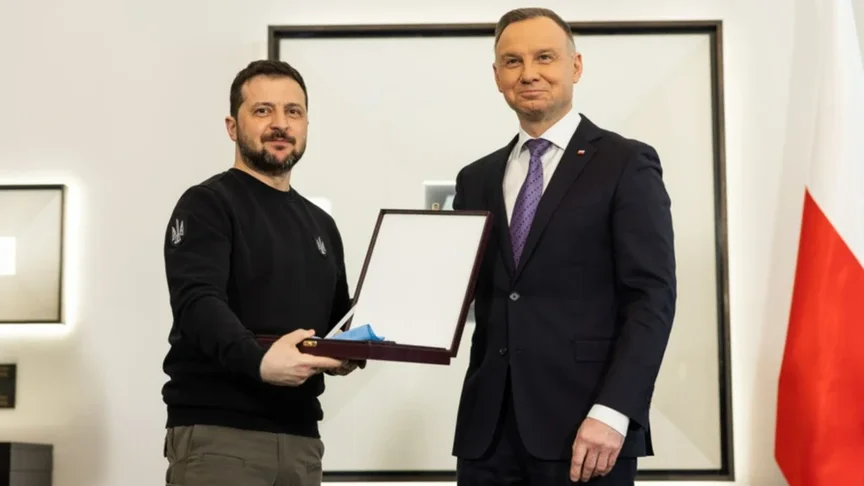 Експрезидент Польщі Анджей Дуда вручає президенту України Володимиру Зеленському ордена Білого Орла
