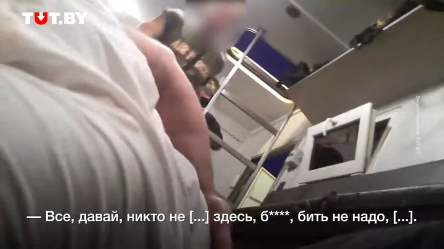 «У нас один інвалід. Буде ще один, б***ь». Білорус зняв на відео, як силовики поводилися із затриманими в автозаку