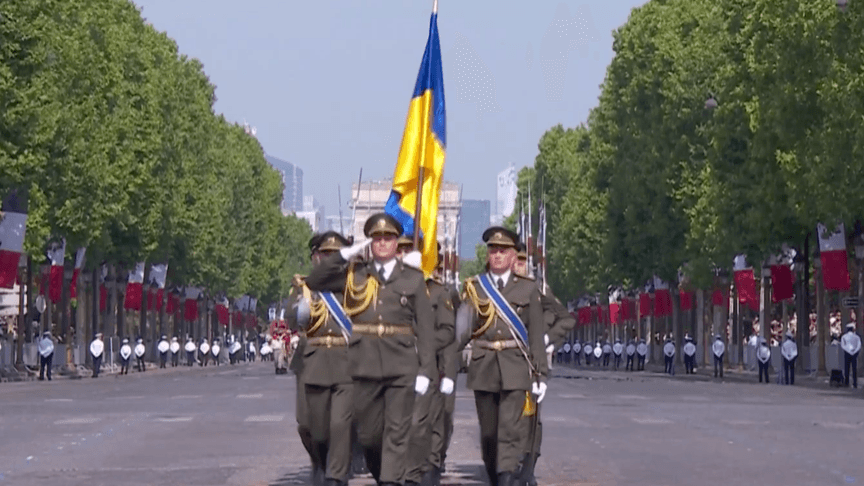 Українські військові на параді в Парижі