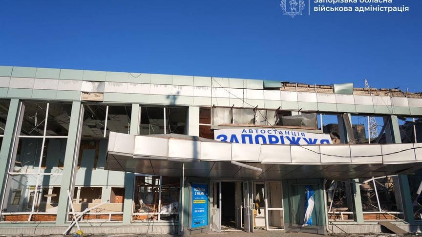 Знищена будівля автовокзалу в Запоріжжі