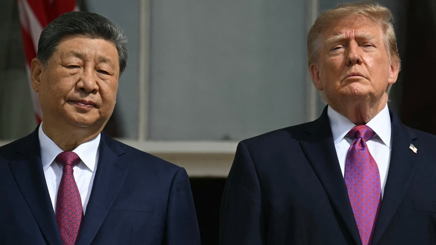 Лідер Китаю Сі Цзіньпін та президент США Дональд Трамп на балконі Блакитної кімнати Білого дому спостерігають за виступом взводу почесної варти Корпусу морської піхоти США, Вашингтон, 24 вересня 2026 року