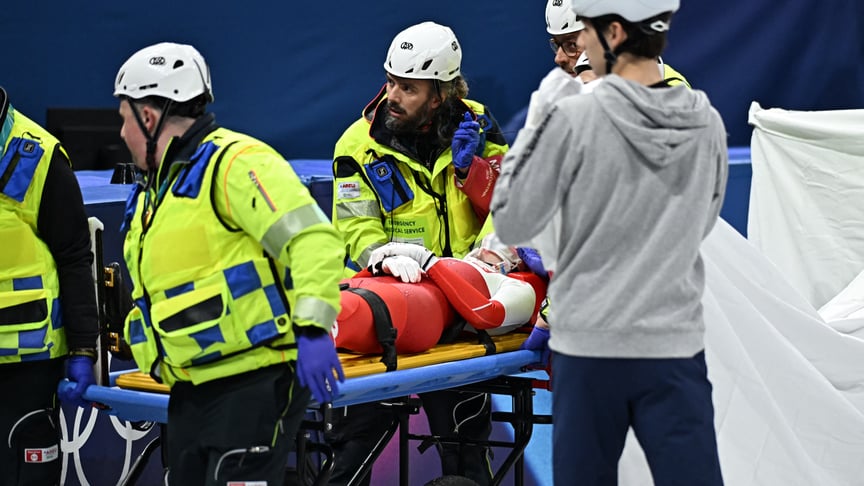 Камілу Сельєр забрали на ношах після падіння під час чвертьфіналу забігу на 1500 метрів на Зимових Олімпійських іграх Мілан, 20 лютого 2026 року