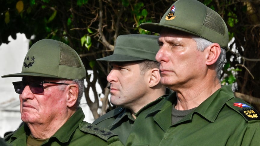 Президент Куби Мігель Діас-Канель (праворуч), полковник Рауль Гільєрмо Родрігес Кастро (в центрі), онук колишнього президента Рауля Кастро, та міністр збройних сил генерал Альваро Лопес Мієра