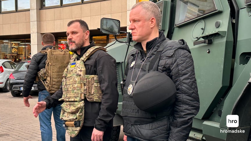 Міністр внутрішніх справ Ігор Клименко поруч із супермаркетом, у якому утримував заручників стрілець