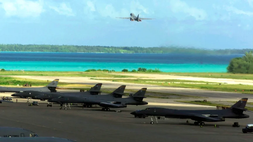 Бомбардувальники США на авіабазі Дієго-Гарсія на архіпелазі Чагос